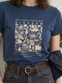 Camiseta de manga corta informal con estampado combinado de letras del alfabeto y flores para el verano, CON PERO BUSCA PRIMERO SU REINO Y SU JUSTICIA, Y TODAS ESTAS COSAS TE SERÁN AÑADIDAS Mateo 6:33 Camisetas gráficas para mujer - Azul - Ver 1