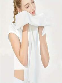 1块现代几何图案厨房清洁布，采用20gsm超柔软涤纶混纺无纺布制成，矩形。吸水性强，经久耐用，可擦拭水渍和油渍，不起球。一次性使用，无需清洗，适用于家庭厨房和户外清洁。颜色和款式随机。