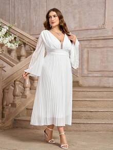 Vestido con cuello en V profundo y dobladillo plisado talla grande