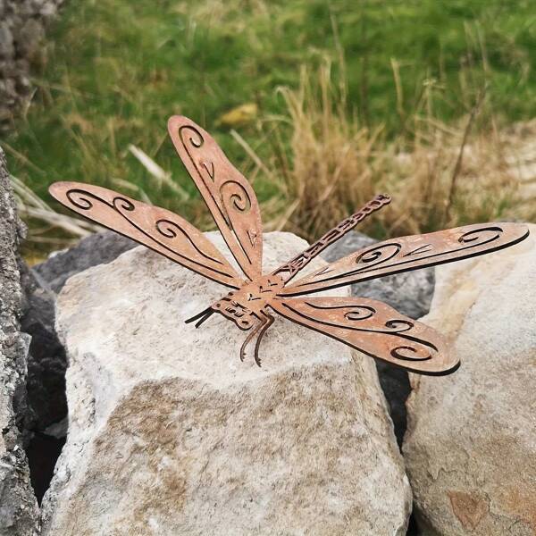 1 Pc Art Deco Rustic Metal Dragonfly Garden Statue - Natural Rust Finish Insect Ornament, Intricate Swirl Design, Rustic Outdoor Sculpture, No Battery Needed, Perfect For Mother's/Father's Day, Garden, Yard, Patio, Garden Decor | Art Deco Design | Durable Outdoor Sculpture