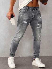 Jeans skinny para hombre en denim gris claro, con detalles rotos y salpicaduras de pintura, estilo urbano y moderno - Gris - Ver 3