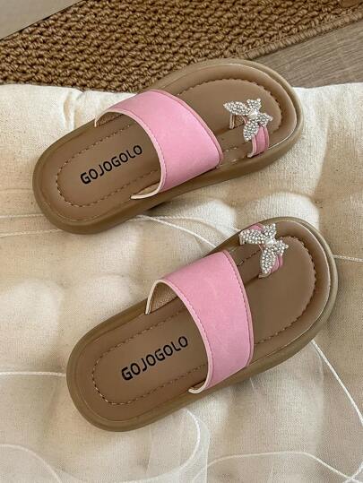 1 Pair Of Summer New Water Diamond Patterned Artificial Leather Open-Toe Flat Girls' Flip-Flops. Sweet Slippers Are Suitable For Children Aged 3 To 15 To Wear At Home For Relaxation And When Going Out