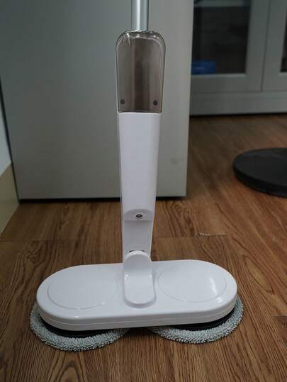 Trapeador eléctrico con depósito de agua y aspersor. Limpieza profunda sin esfuerzo.
