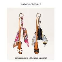 Tassel Leather Slippers Pendant, Fashionable Bag Decoration, Silk Scarf, Keychain, Backpack Pendant - 粉流蘇絲巾+H鞋 - 查看 1