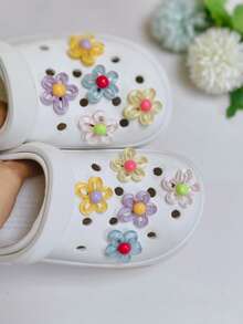 10个可爱甜美的多彩花朵DIY鞋饰，可拆卸多功能凉鞋、木屐、花园鞋装饰纽扣，适合日常穿着、购物、聚会、旅行和度假。