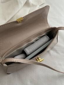 复古仿皮翻盖装饰腋下单肩包，女士适用，适合约会、外出、聚会，也可作钱包使用，尤其适合年轻女性、大学生、新婚夫妇、上班族。是办公室、学校、工作、商务、通勤、户外活动、旅行和野餐的理想之选。 - 卡其色 - 查看 8