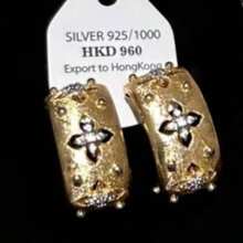 1 par de pendientes de aro de lujo de alta gama con textura de metal vintage, diseño hueco de flor de cuatro hojas