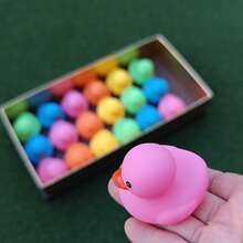 6 piezas de patos de goma de colores del arcoíris (colores aleatorios), patos de goma pequeños y suaves, colores vivos, decoraciones navideñas, decoración de fiestas, accesorios para el interior del automóvil, figuras decorativas