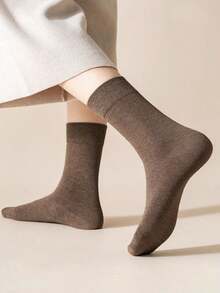 1 Pair/5 Pairs Women's Comfortable Soft Casual Minimalist Classic Retro Yoga Sports Mid-Calf Socks, Coffee Color