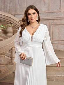 Vestido con cuello en V profundo y dobladillo plisado talla grande