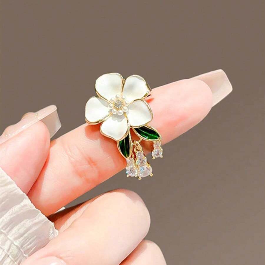 وردة الكرز الجبلية البسيطة والأنيقة مع الأراجيح المنسدلة، إكسسوار رقيق ومتطور لزينة صدر المرأة، يشع إحساسًا بالفخامة الراقية.