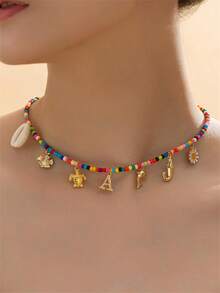 1 pieza Collar de cuentas de plástico de colores con colgante con letra, collar de estilo bohemio con tema oceánico de verano en la playa con encantos de pez, tortuga, concha, delfín, camarón, margarita, con cierre de langosta dorado ajustable para usar cómodamente, adecuado para todo el día, regalo ideal para madre, esposa, hermana o amiga en cumpleaños, aniversario o Navidad