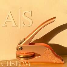 1 pieza Sello personalizado con relieve, sello de acero personalizado para sobres, libros, logotipos de empresas, toallas de restaurante, sellos con relieve personalizados para libros, decoraciones pequeñas para invitaciones de boda