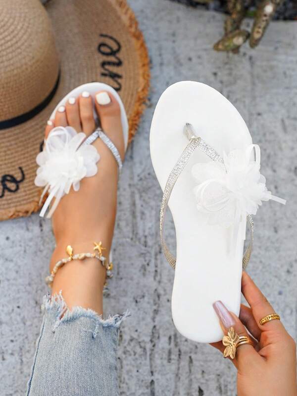 Nouvelles tongs femme blanches élégantes avec strass, décor en maille florale et nœud. Sandales de plage confortables, légères et polyvalentes pour l'extérieur