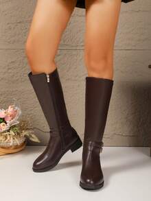 女士棕色时尚侧拉链双腰带金属扣日常休闲靴,PU 皮革鞋面,外观高档,易于护理,薄款保暖内衬,保暖透气,经典款式适合大多数脚型,平底舒适,适合全天穿着,高筒设计修饰腿型,百搭秋冬马靴,及膝靴 - 棕色 - 查看 5