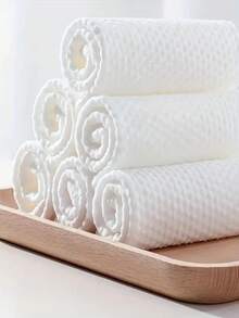 1块现代几何图案厨房清洁布，采用20gsm超柔软涤纶混纺无纺布制成，矩形。吸水性强，经久耐用，可擦拭水渍和油渍，不起球。一次性使用，无需清洗，适用于家庭厨房和户外清洁。颜色和款式随机。