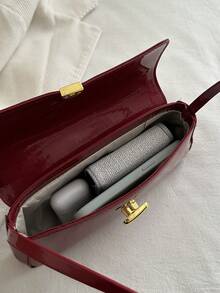 女士复古仿油皮翻盖装饰单肩腋下包，适合约会、郊游、派对，适合购物、钱包、购物、年轻女性、大学生、新人、白领。非常适合办公室、大学、工作、商务、通勤、户外活动、旅行和郊游