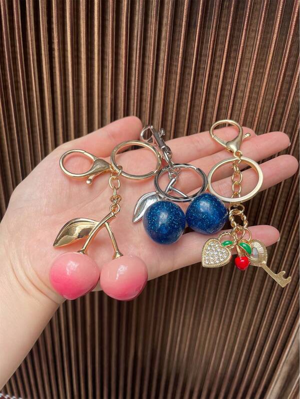 Nuevo y de moda accesorio adorable de llavero/colgante con forma de fresa, cereza, melocotón y otros diseños lindos como decoración para bolsos, mochilas estudiantiles, automóviles y otros accesorios para mujeres