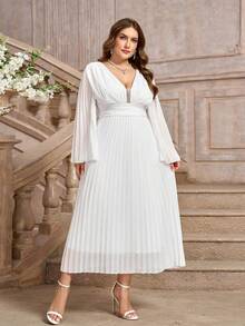 Vestido con cuello en V profundo y dobladillo plisado talla grande