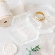 Personalisierte eingravierte Acrylring-Box, kundenspezifische hexagonale Ringbox, Verlobungsschmuckringbox, Hochzeitszeremonie Geschenk