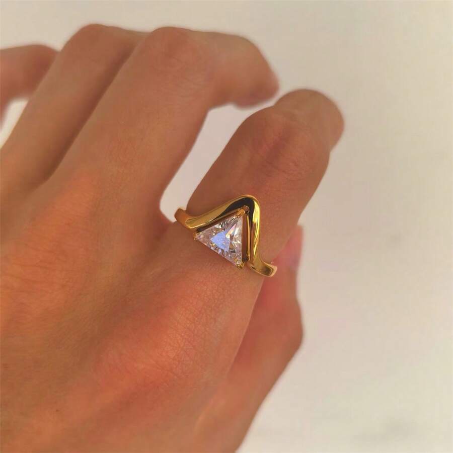 VKHK 1pc Luxury 18K Gold Plated Stainless Steel Triangle Cubic Zirconia Single Ring, Suitable For Women Everyday Or Wedding Wear, Gift