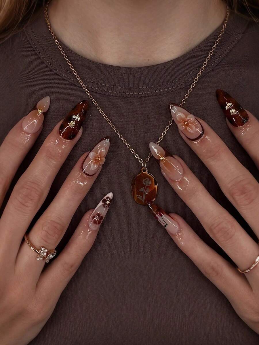 24 uñas postizas de forma de almendra de longitud media. Color marrón, adecuado para otoño/invierno. La superficie de las uñas está decorada con patrones florales, adornos de rosas y patrones de cerezas. Elegante y fácil de aplicar, crea una manicura exquisita y muestra buen gusto. Uñas postizas, suministros de manicura - Multicolor - Ver 1