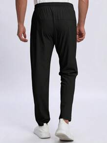 男士轻便透气弹力跑步裤，夏季穿着，带拉链口袋和抽绳腰带，采用柔软舒适的冰丝面料，纯色运动裤，适合休闲、户外、健身、度假、钓鱼等场合。 - 黑色 - 查看 3