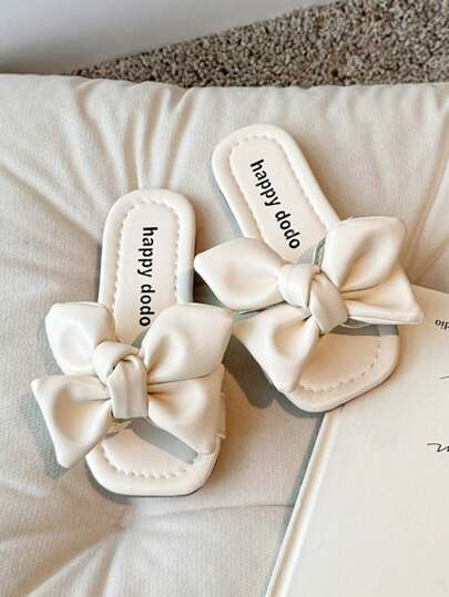 1 Pair. For Girls Aged 3 - 10. Decorated With Bowknots. Faux Leather. Wear - Resistant. Open - Toed And Strapless. One - Strap And Flat - Heeled. Sweet Princess Style. Slippers. Suitable For Summer Home Use And Casual Outings.