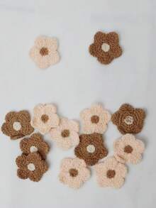 Set de 10 piezas de aplicaciones de flores de cinco pétalos de hilo en colores café y blanco marfil, con textura suave de punto y orificio central para fácil adherencia, para manualidades DIY, ropa, calzado y sombreros - Multicolor - Ver 5