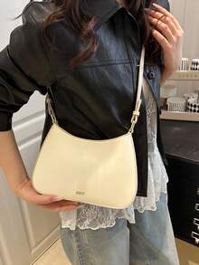 新款清新简约女士单肩包，采用纯色PU防水面料字母装饰，拉链开合设计马鞍包，时尚单肩包，商务通勤包，适合通勤、购物、参加聚会、节日送礼。