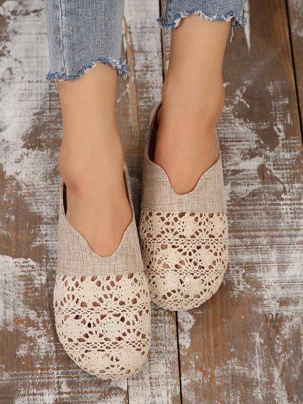 A Pair Of Breathable Summer Flat Sandals Made Of Cotton And Linen Material, Soft And Skin Friendly, Suitable For Both Outdoor And Home Wear, With Three Colors To Choose From, And A Flat Foot Feel Suitable For Work And Home Occasions