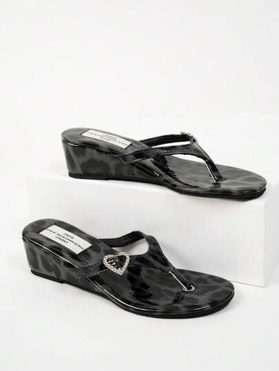 Sandalias de cuña con estampado de leopardo negro, decoración de corazón de cristal, para mujer talla grande. Nuevos modelos para el verano 2025, adecuadas para playa y vacaciones. Estilo UE/EE.UU., zapatillas de dedo con cuña personalizada, ligeras y fáciles de poner, de uso versátil y casual
