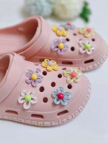 10个可爱甜美的多彩花朵DIY鞋饰，可拆卸多功能凉鞋、木屐、花园鞋装饰纽扣，适合日常穿着、购物、聚会、旅行和度假。