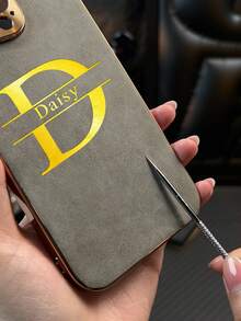 定制手机壳适用于 17 16 15 14 13 12 11 Pro Max 17 Air 16 15 14 Plus 兼容三星 Galaxy S25 S24 S23 S22 Ultra Plus 后盖奢华皮革电镀保险杠金属镜头保护防震外壳个性化首字母名称 3D DIY 雕刻金色字母烫印技术皮套节日礼物送给情侣朋友家人自己