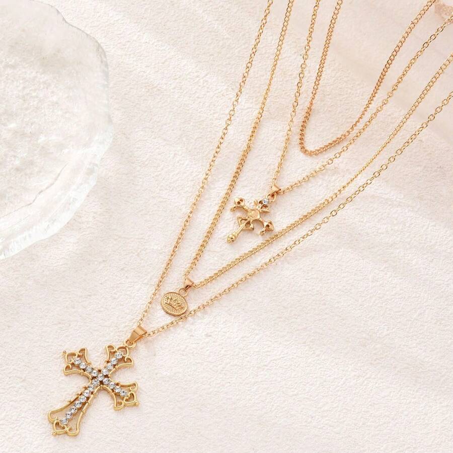 Colar com Pingente de Cruz Prateado e Dourado com Cristais em Camadas