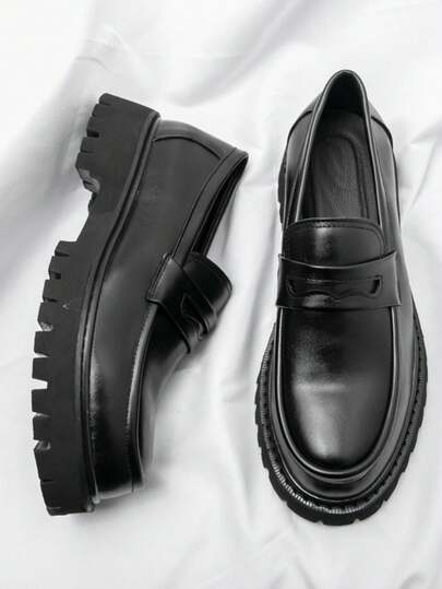 Nuevos mocasines formales para hombres, suela gruesa de estilo casual de negocios, zapatos de cuero de moda de punta redonda para boda, se recomienda pedir una talla menos ya que este mocasín es holgado