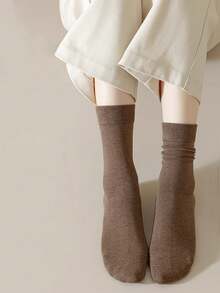 1 Pair/5 Pairs Women's Comfortable Soft Casual Minimalist Classic Retro Yoga Sports Mid-Calf Socks, Coffee Color
