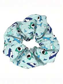 1 件复古鲨鱼印花发带 - 蓝白海洋图案 - 弹性发饰。采用柔软弹性材质制成，可作为马尾辫固定器，适合休闲和沙滩造型，提供舒适的佩戴体验。