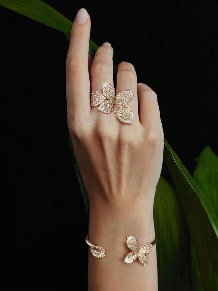 طقم سوار وخاتم مرصع بالزركون الذهبي على شكل زهرة، طقم مجوهرات كريستال كبير على شكل زهرة للنساء، خاتم وسوار مرصعان بالأوراق للحفلات 2 قطعة