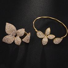 طقم سوار وخاتم مرصع بالزركون الذهبي على شكل زهرة، طقم مجوهرات كريستال كبير على شكل زهرة للنساء، خاتم وسوار مرصعان بالأوراق للحفلات 2 قطعة