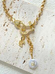 1 件金色女士项链，配有巴洛克风格仿珍珠和镶钻马蹄扣，搭配十二生肖吊坠，独特的魅力设计感，优雅精致，适合节日派对。