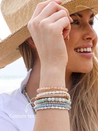 Anpassat graverat armband med naturstenspärlor för kvinnor | Justerbart, personligt med metallstång, perfekt present till henne | Unika och snygga smycken