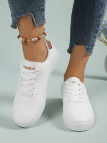 女士白色经典百搭圆头一脚蹬休闲系带柔软舒适平底户外运动休闲鞋，简洁鞋面，线条流畅，整体干净利落。适合春夏秋冬日常出游、校园、度假、街头时尚搭配