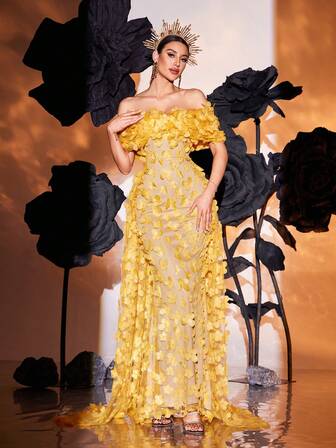 Vestido de noche largo y fluido de malla con aplicación de mariposa hombros descubiertos en color amarillo