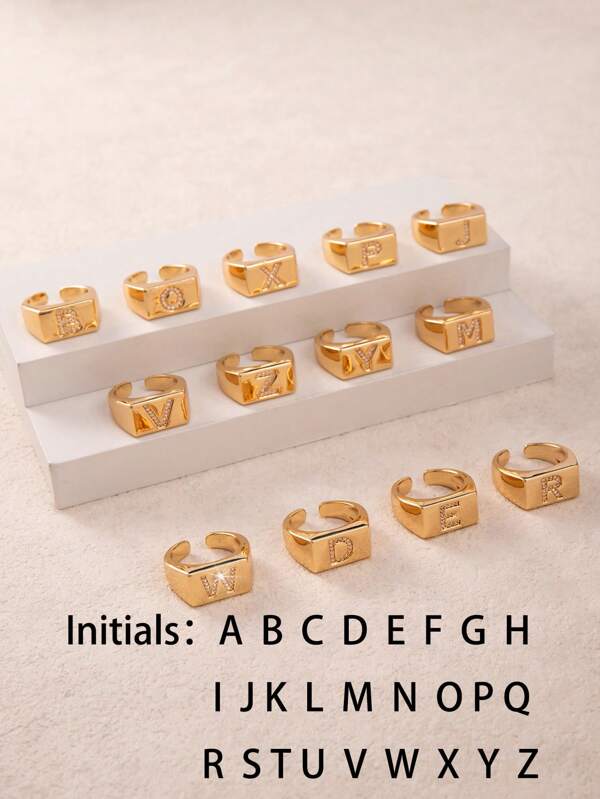1 pièce Bague ouverte de style fille élégante, noble et élégante avec 26 lettres en cuivre micro-incrustées de zirconium artificiel. Convient aux enfants et aux adolescents. La bague avec initiales est un choix idéal pour offrir à des amis. Elle montre l'élégance et la qualité raffinée des filles ainsi que le style de conception populaire en Europe et en Amérique.