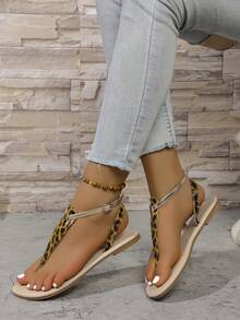 1 双女士时尚休闲人字拖，带趾带和搭扣设计，简约风格确保舒适，适合日常穿着，春夏季时尚平底凉鞋