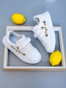 1 paio di scarpe sportive da bambino con design bianco ricamato in pelle alla moda, comode, antiscivolo, resistenti, con chiusura a strappo facile da indossare, lavorazione anatomica per stabilizzare il piede, suola leggera e morbida adatta a tutte le stagioni, scarpe bianche adatte all'uso quotidiano