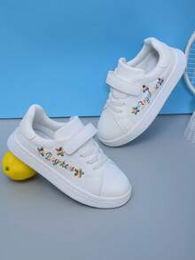 1 paio di scarpe sportive da bambino con design bianco ricamato in pelle alla moda, comode, antiscivolo, resistenti, con chiusura a strappo facile da indossare, lavorazione anatomica per stabilizzare il piede, suola leggera e morbida adatta a tutte le stagioni, scarpe bianche adatte all'uso quotidiano