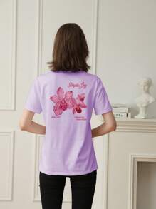 这款色彩缤纷的字母花卉印花圆领T恤，时尚百搭，是女士的理想之选。这款印花T恤有白色和粉色两种颜色可选，适合度假穿着。