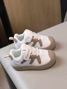 1 Pair Kids' Sports Shoes, Mesh Design For Super Breathability, Round Toe Cap For Toe Protection, Hook And Loop + Lace Dual Fastening, Simple White & Brown Color, Stylish Decorative Lines For Fashion